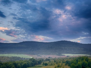 Yaz mevsiminde gün batımında Karpatlar 'ın muhteşem manzara manzarası 