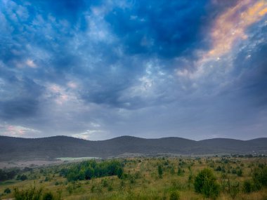 Yaz mevsiminde gün batımında Karpatlar 'ın muhteşem manzara manzarası 