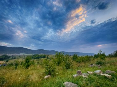Yaz mevsiminde gün batımında Karpatlar 'ın muhteşem manzara manzarası 
