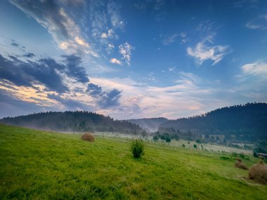 Yaz mevsiminde gün batımında Karpatlar 'ın muhteşem manzara manzarası 