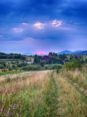 Yaz mevsiminde gün batımında Karpatlar 'ın muhteşem manzara manzarası 