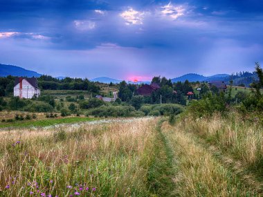Yaz mevsiminde gün batımında Karpatlar 'ın muhteşem manzara manzarası 