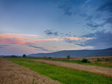 Yaz mevsiminde gün batımında Karpatlar 'ın muhteşem manzara manzarası 