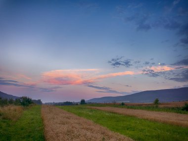 Yaz mevsiminde gün batımında Karpatlar 'ın muhteşem manzara manzarası 