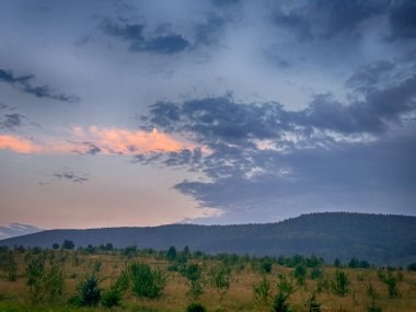 Yaz mevsiminde gün batımında Karpatlar 'ın muhteşem manzara manzarası 