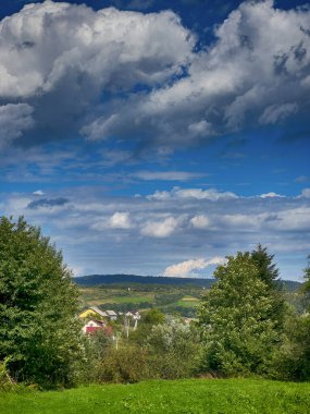 Bulutlu havada Karpat Dağları 'nın manzarası. Yaz mevsiminde hava çok güzel.