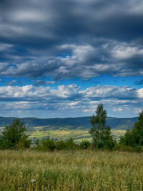 Bulutlu havada Karpat Dağları 'nın manzarası. Yaz mevsiminde hava çok güzel.