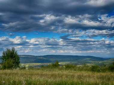 Bulutlu havada Karpat Dağları 'nın manzarası. Yaz mevsiminde hava çok güzel.