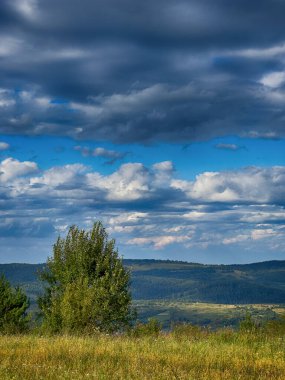 Bulutlu havada Karpat Dağları 'nın manzarası. Yaz mevsiminde hava çok güzel.