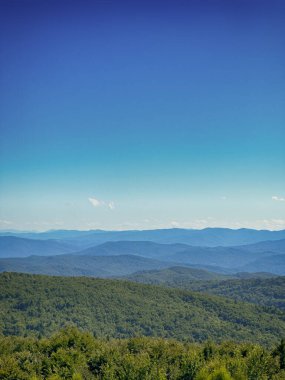 Bulutlu havada Karpat Dağları 'nın manzarası. Yaz mevsiminde hava çok güzel.