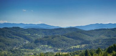 Bulutlu havada Karpat Dağları 'nın manzarası. Yaz mevsiminde hava çok güzel.
