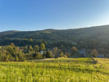 Güneşli havada Karpat Dağları 'nın manzarası. Yaz mevsiminde hava çok güzel.