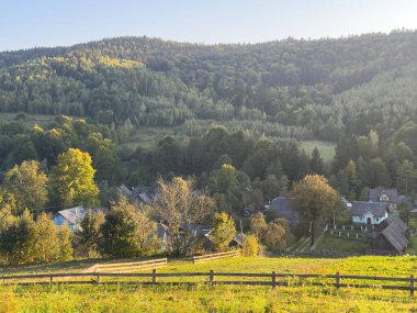 Güneşli havada Karpat Dağları 'nın manzarası. Yaz mevsiminde hava çok güzel.
