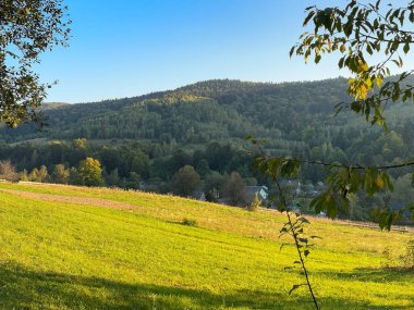 Güneşli havada Karpat Dağları 'nın manzarası. Yaz mevsiminde hava çok güzel.