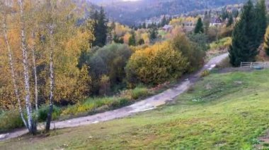Güneşli havada Karpat Dağları 'nın manzarası. Sonbahar mevsiminde hava mükemmel.