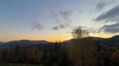 Güneşli havada Karpat Dağları 'nın manzarası. Sonbahar mevsiminde hava mükemmel.