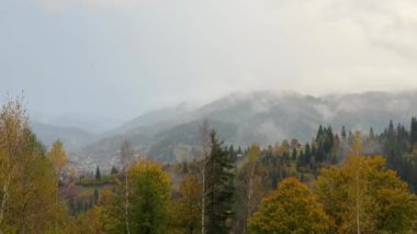 Güneşli havada Karpat Dağları 'nın manzarası. Sonbahar mevsiminde hava mükemmel.