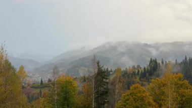 Güneşli havada Karpat Dağları 'nın manzarası. Sonbahar mevsiminde hava mükemmel.
