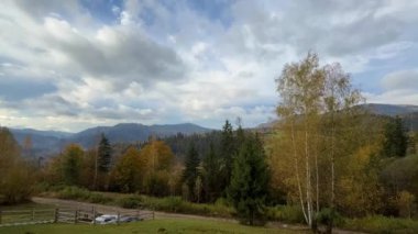 Güneşli havada Karpat Dağları 'nın manzarası. Sonbahar mevsiminde hava mükemmel.