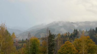 Güneşli havada Karpat Dağları 'nın manzarası. Sonbahar mevsiminde hava mükemmel.