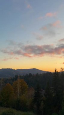 Güneşli havada Karpat Dağları 'nın manzarası. Sonbahar mevsiminde hava mükemmel.