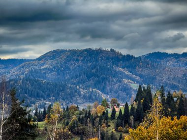 Bulutlu havada Karpat Dağları 'nın manzarası. Sonbahar mevsiminde hava mükemmel.
