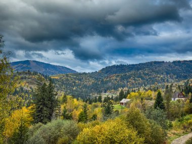 Bulutlu havada Karpat Dağları 'nın manzarası. Sonbahar mevsiminde hava mükemmel.