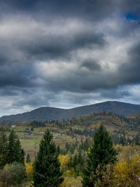 Bulutlu havada Karpat Dağları 'nın manzarası. Sonbahar mevsiminde hava mükemmel.