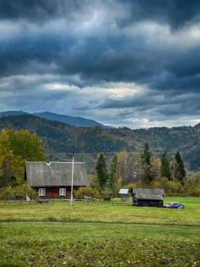 Bulutlu havada Karpat Dağları 'nın manzarası. Sonbahar mevsiminde hava mükemmel.