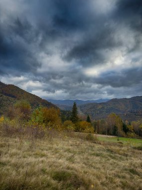 Bulutlu havada Karpat Dağları 'nın manzarası. Sonbahar mevsiminde hava mükemmel.