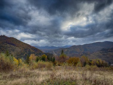 Bulutlu havada Karpat Dağları 'nın manzarası. Sonbahar mevsiminde hava mükemmel.