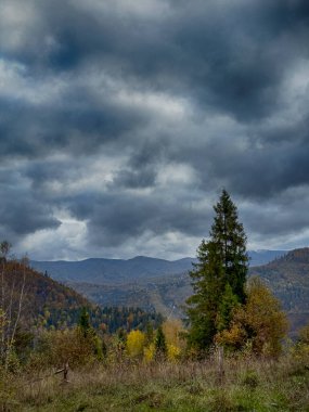 Bulutlu havada Karpat Dağları 'nın manzarası. Sonbahar mevsiminde hava mükemmel.