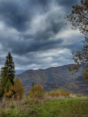 Bulutlu havada Karpat Dağları 'nın manzarası. Sonbahar mevsiminde hava mükemmel.