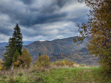 Bulutlu havada Karpat Dağları 'nın manzarası. Sonbahar mevsiminde hava mükemmel.