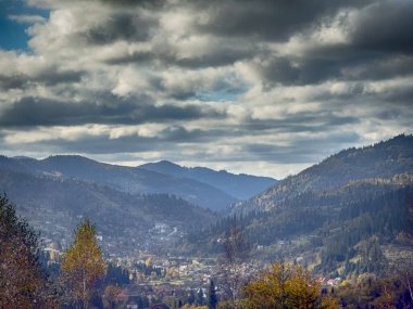 Bulutlu havada Karpat Dağları 'nın manzarası. Sonbahar mevsiminde hava mükemmel.