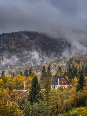 Bulutlu havada Karpat Dağları 'nın manzarası. Sonbahar mevsiminde hava mükemmel.