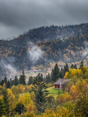 Bulutlu havada Karpat Dağları 'nın manzarası. Sonbahar mevsiminde hava mükemmel.