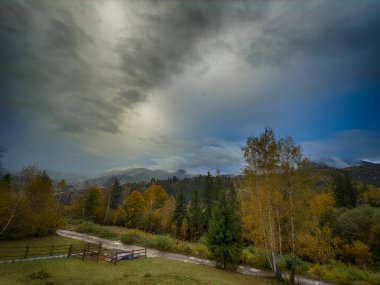 Bulutlu havada Karpat Dağları 'nın manzarası. Sonbahar mevsiminde hava mükemmel.