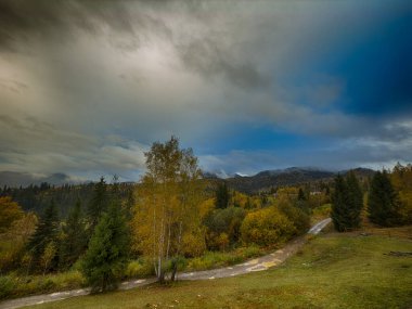 Bulutlu havada Karpat Dağları 'nın manzarası. Sonbahar mevsiminde hava mükemmel.