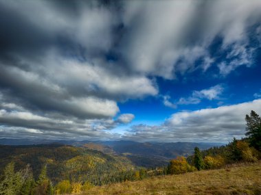 Güneşli havada Karpat Dağları 'nın manzarası. Sonbahar mevsiminde hava mükemmel.