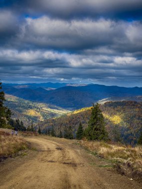 Güneşli havada Karpat Dağları 'nın manzarası. Sonbahar mevsiminde hava mükemmel.