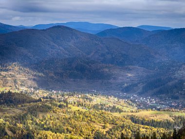 Güneşli havada Karpat Dağları 'nın manzarası. Sonbahar mevsiminde hava mükemmel.