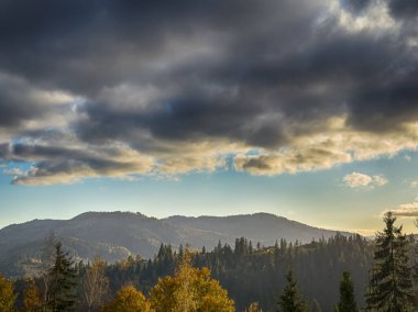 Güneşli havada Karpat Dağları 'nın manzarası. Sonbahar mevsiminde hava mükemmel.