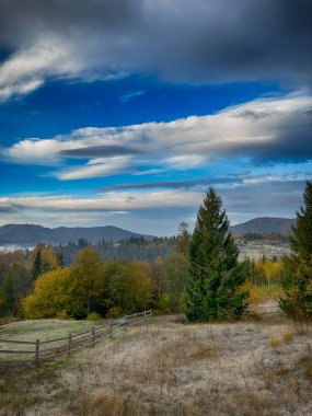 Güneşli havada Karpat Dağları 'nın manzarası. Sonbahar mevsiminde hava mükemmel.