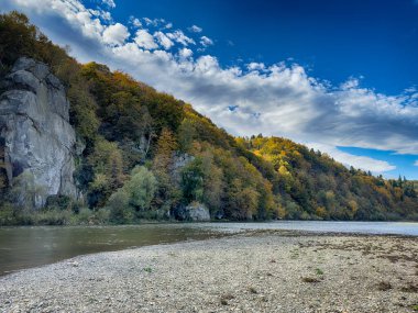 Güneşli havada Karpat Dağları 'nın manzarası. Sonbahar mevsiminde hava mükemmel.