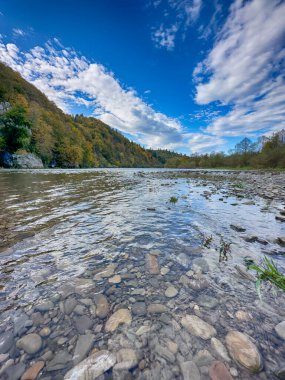 Güneşli havada Karpat Dağları 'nın manzarası. Sonbahar mevsiminde hava mükemmel.