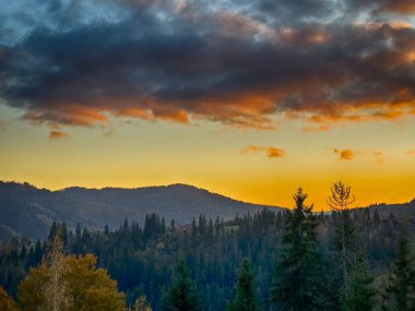 Güneşli havada Karpat Dağları 'nın manzarası. Sonbahar mevsiminde hava mükemmel.