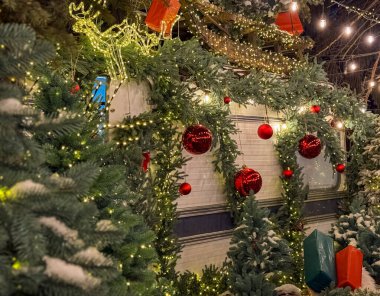 Neşeli dekorasyonlar her köşede tatil ruhunu getirir, rahat ve büyülü bir atmosfer yaratır.