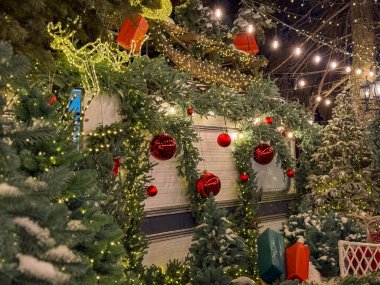 Neşeli dekorasyonlar her köşede tatil ruhunu getirir, rahat ve büyülü bir atmosfer yaratır.