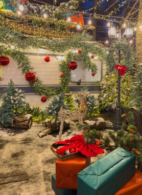 Neşeli dekorasyonlar her köşede tatil ruhunu getirir, rahat ve büyülü bir atmosfer yaratır.